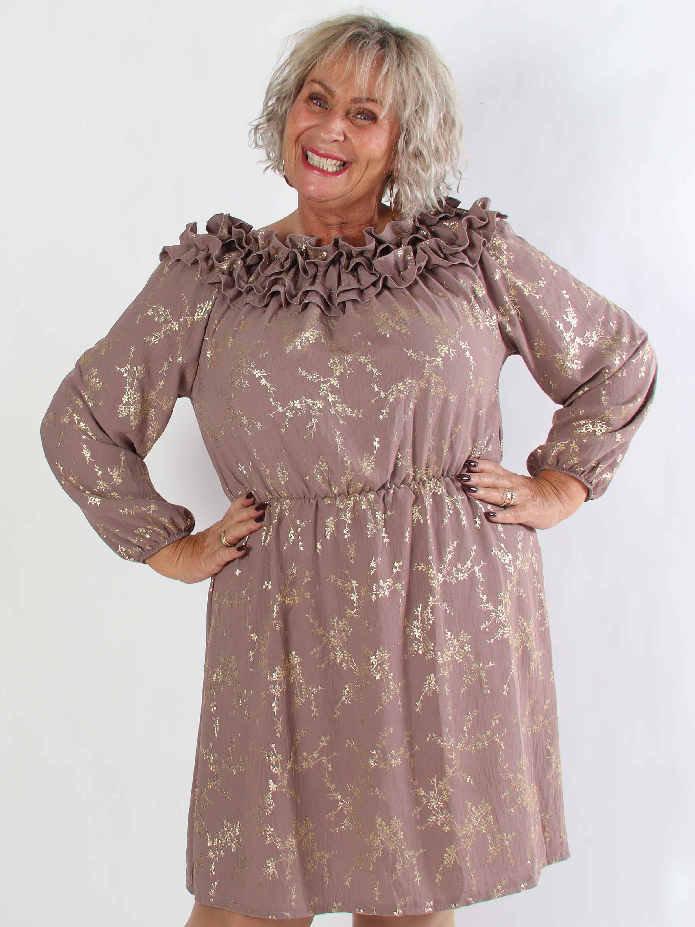 Chili Gold Fitted Dress - Plus size kjole i guld print med flæsekant og elastik i taljen